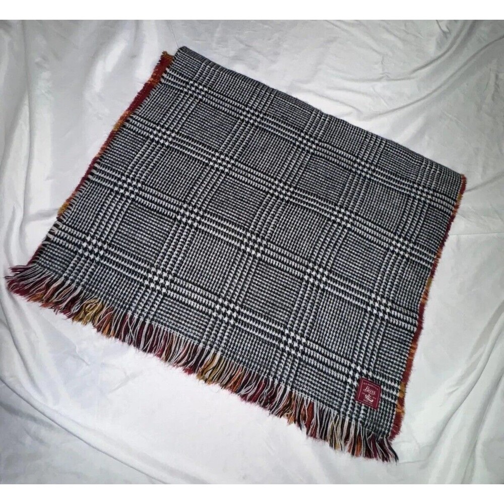 G.H. Bass‎ & Co Rectangle Scarf Women's Gray/Black Plaid Fringe Hem 100% Acrylic